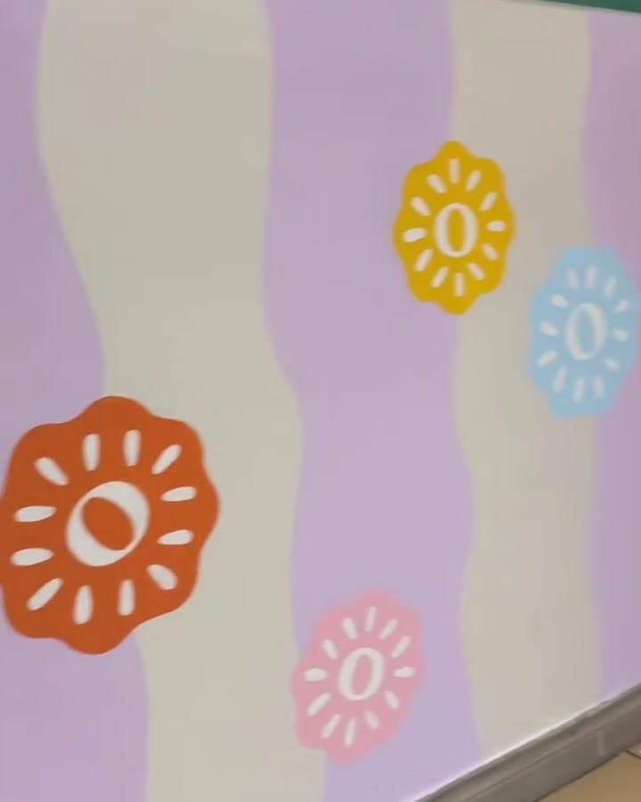 El mural de soles pintado a mano en las paredes de la tienda Soles, C. El Vergel, Santo Domingo